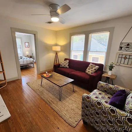 Cute & Quiet Garage Apt Home